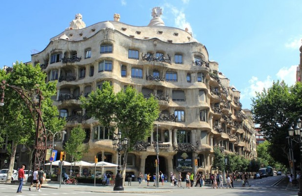 Casa Milà de Gaudi em Barcelona